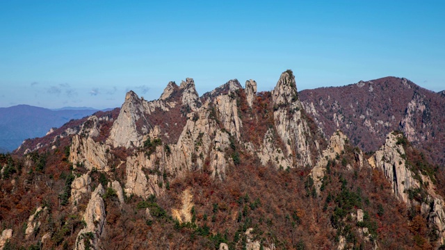 韩国江原道仁根县锡拉山，1275米高的公尼奥尼奥山，秋天的色彩视频素材