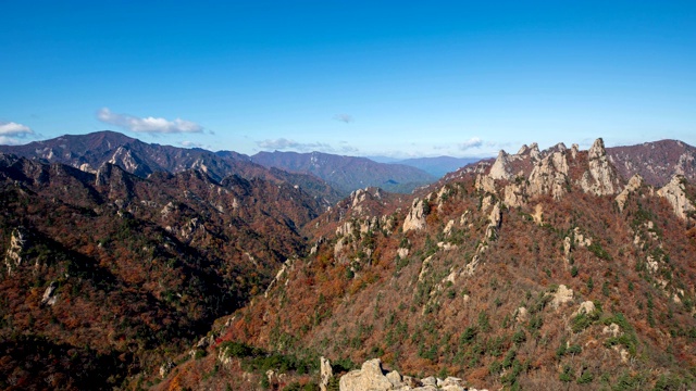 韩国江原道仁根县锡拉山1275米高的公翎城和永长城(景区)的秋色视频素材