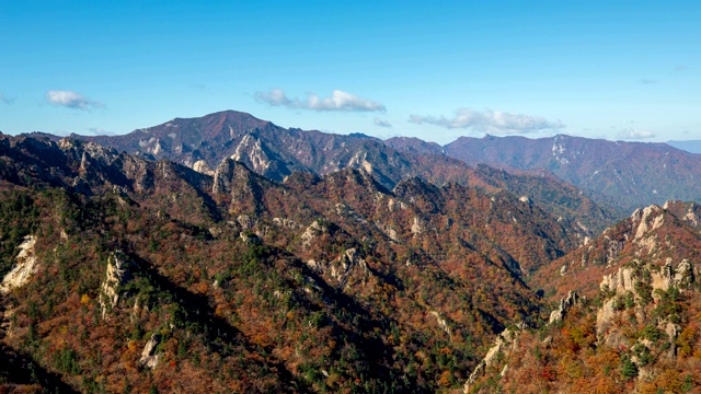 韩国江原道仁根锡拉山的龙长城(山脉)的Ongnyeobong(山顶风景区)的秋色视频素材