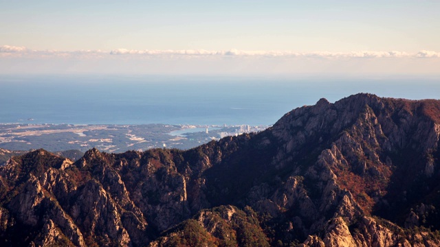 韩国江原道索罟，秋天的锡拉山，海景和Gwongeumseong(山要塞)视频素材