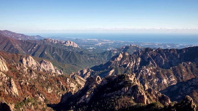 观海和蔚山岩(韩国171自然纪念碑)，位于韩国江原道索草的锡拉山视频素材