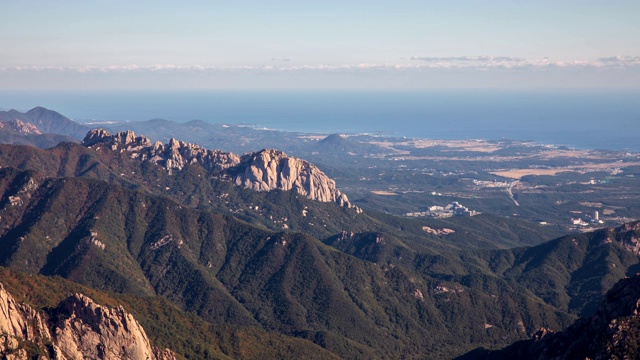 观海和蔚山岩(韩国171自然纪念碑)，位于韩国江原道索草的锡拉山视频素材