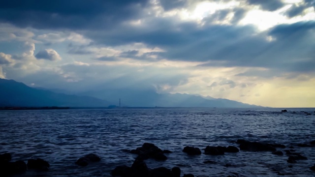 自然气氛热带岩石海滩全景在黄昏的阳光在村庄Umeanyar视频素材