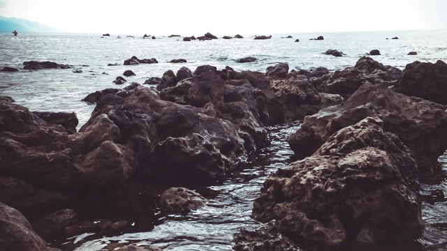 在乌梅亚村，岸边的天然海滩岩石和海水在其间流动视频素材