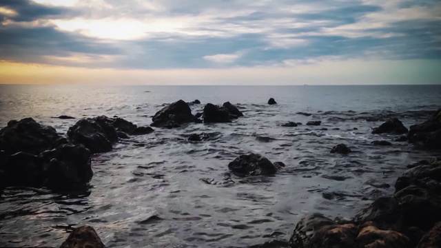 于梅雅村的岩滩、海水、黄昏、天空等自然景观视频素材