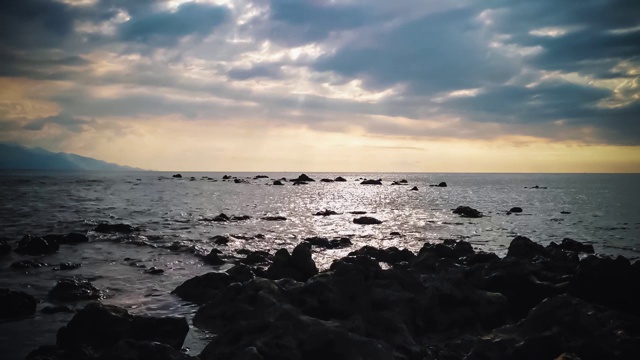 时间流逝美丽的黄昏光线在热带岩石海滩在村庄的海景视频素材