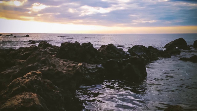 美丽的黄昏光在热带岩石海滩风景在村Umeanyar视频素材