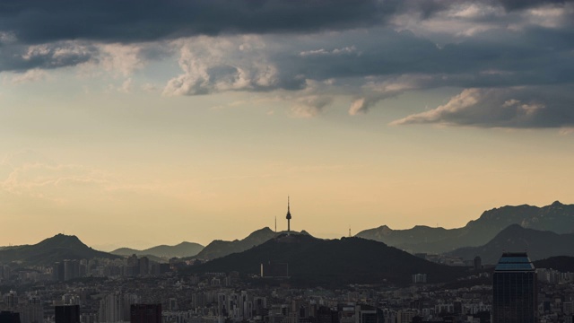 韩国首尔，北首尔塔周围的云景和市区风景视频素材