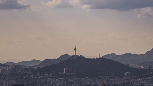 韩国首尔，北首尔塔周围的云景和市区风景视频素材