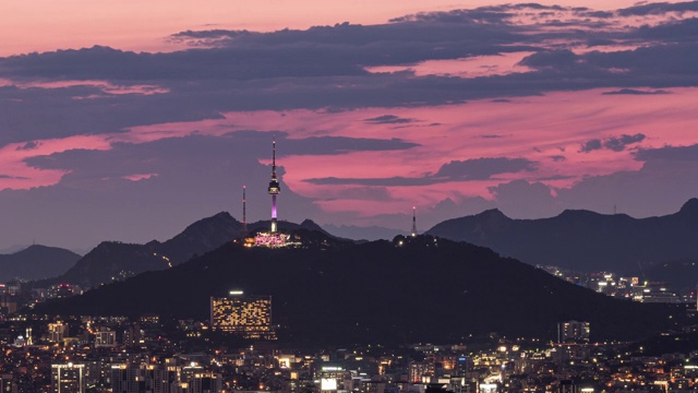 日落和夜景的北首尔塔和附近的市中心区，首尔，韩国视频素材