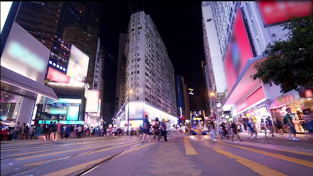 香港时代广场十字路口在晚高峰时间，人们过马路在香港最繁忙的铜锣湾地区。视频素材