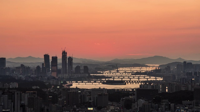 韩国首尔，夕阳西下，丽都市区和汉江大桥视频素材