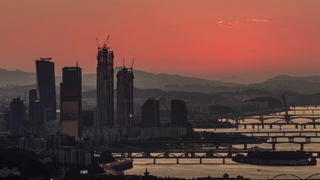 韩国首尔，夕阳西下，丽都市区和汉江大桥视频素材