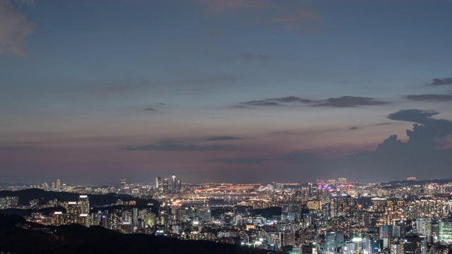 日落和夜景的商业区和汉江，首尔，韩国视频素材