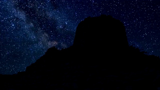 Nuraghe Orolo时间在繁星点点的夜晚流逝视频素材