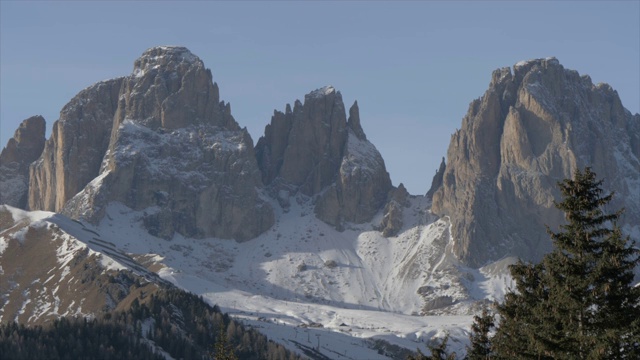 在冬天阳光明媚的日子从佩科尔看到的塞拉塔，Trento省，Trentino-Alto Adige/Sudtirol，意大利Dolomites，意大利，欧洲视频素材