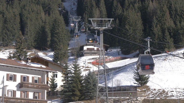 在冬季阳光明媚的一天，从Canazei镇中心观看缆车，Trentino-Alto Adige省，意大利，欧洲视频素材