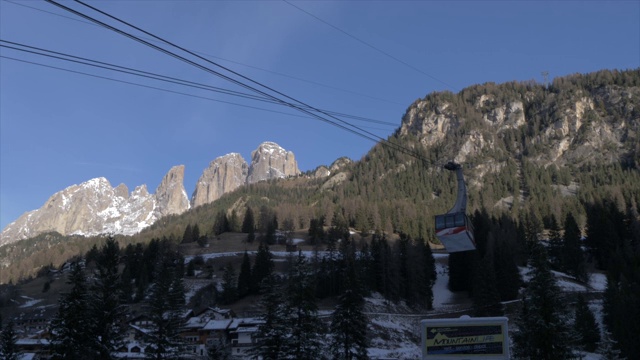 从意大利Trentino-Alto Adige/Sudtirol的Trento省Campitello di Fassa观看缆车和Grohmannspitze Punta Grohmann黄昏视频素材