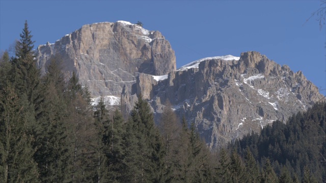 在圣诞节的阳光明媚的一天，从Canazei观看皮兹波山，Trento省，Trentino-Alto Adige/Sudtirol，意大利Dolomites，意大利，欧洲视频素材