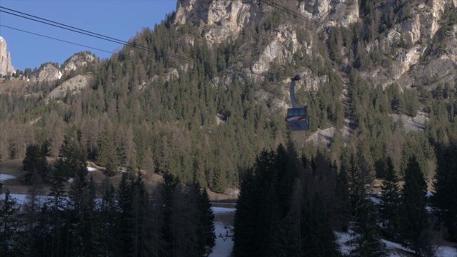 从意大利Trentino-Alto Adige/Sudtirol的Trento省Campitello di Fassa观看缆车和Grohmannspitze Punta Grohmann黄昏视频素材