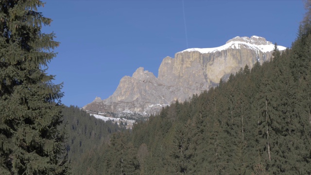 在冬季阳光明媚的日子里，从Canazei观看Langkofel, Trento省，意大利Dolomites，意大利，欧洲视频素材