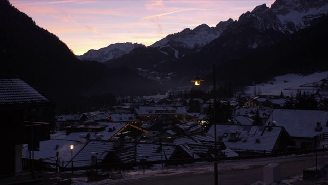 Campitello di Fassa和山区在冬天的黄昏，Trento省，意大利Dolomites，意大利，欧洲视频素材