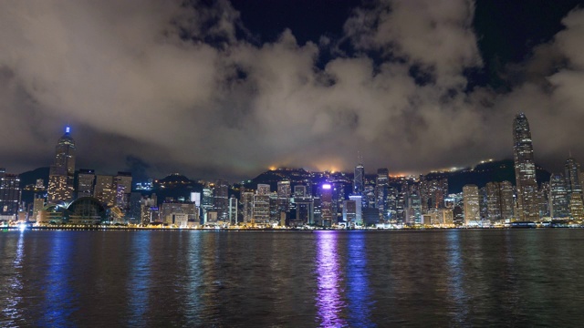 全景鸟瞰图的时间间隔香港城市景观景观天际线日落famaus旅游胜地维多利亚山顶在香港中部视频素材