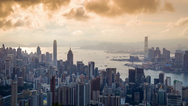 全景鸟瞰图的时间间隔香港城市景观景观天际线日落famaus旅游胜地维多利亚山顶在香港中部视频素材