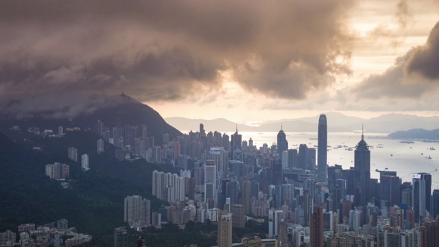 全景鸟瞰图的时间间隔香港城市景观景观天际线日落famaus旅游胜地维多利亚山顶在香港中部视频素材