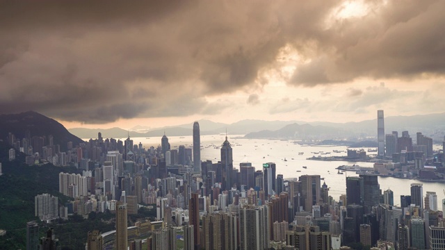 全景鸟瞰图的时间间隔香港城市景观景观天际线日落famaus旅游胜地维多利亚山顶在香港中部视频素材