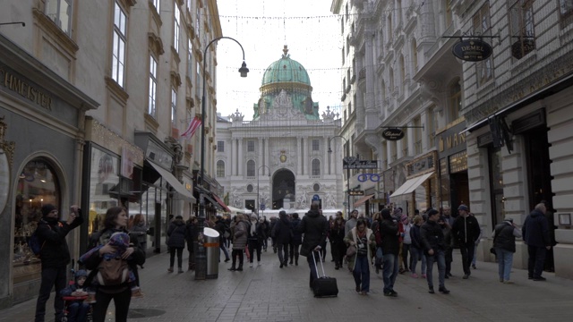 在圣诞节，Kohlmarkt通往Michaelerplatz，奥地利维也纳，欧洲视频素材