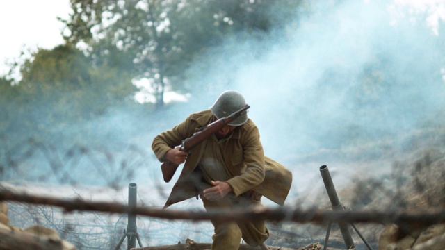 二战士兵倒在地上，超级慢镜头视频素材