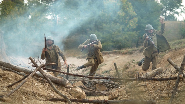 士兵倒在战场上，超慢镜头视频素材