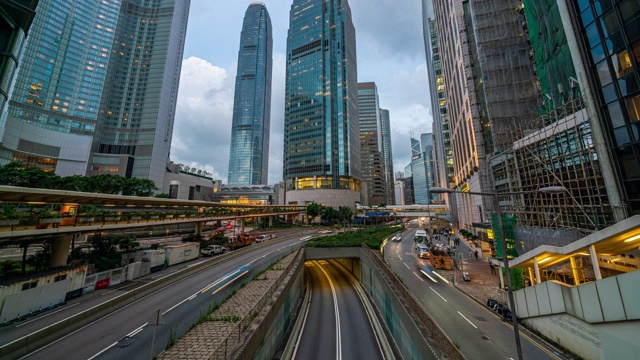 香港市景、中央车站、香港大厦下的道路及隧道红绿灯白天至晚上的4K延时画面视频素材