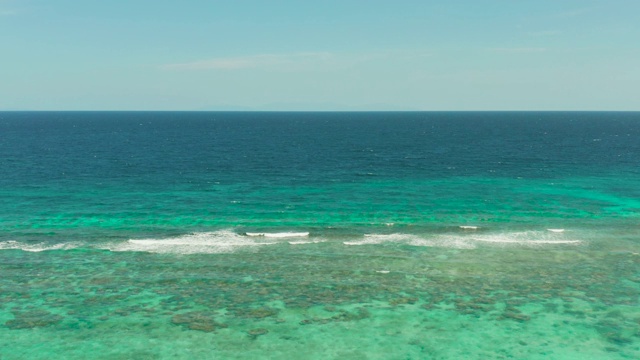 热带景观，蓝色的海洋和泻湖视频素材