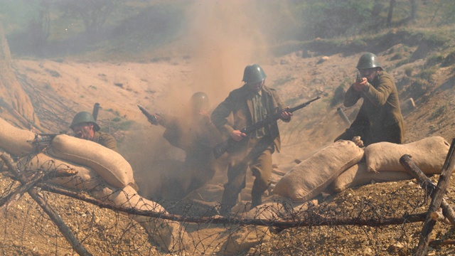 二战士兵在战场上，超慢镜头视频素材