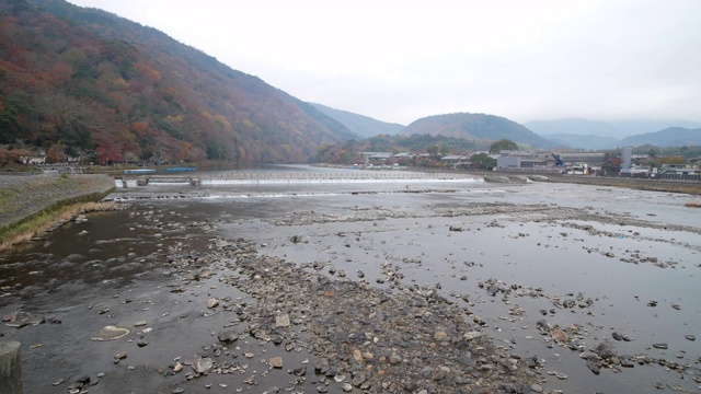 秋天在日本京都岚山Katsura-gawa河视频素材