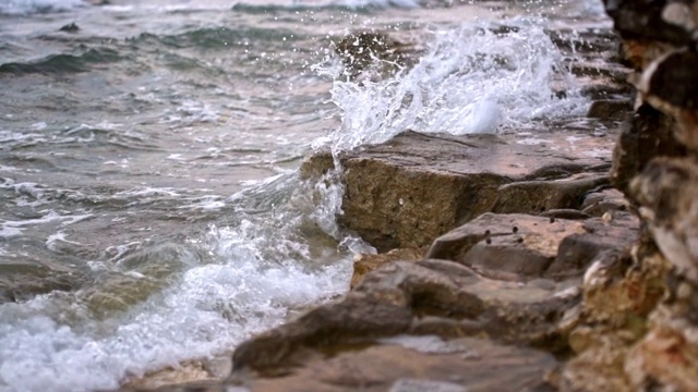 海浪拍打着海滩上的岩石视频素材