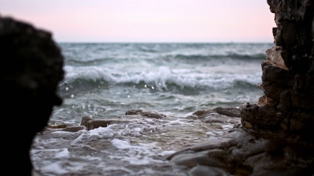 海浪拍打着海滩上的岩石视频素材