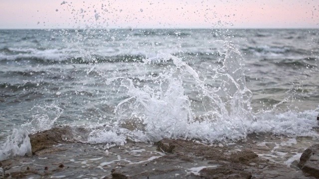 海浪拍打着海滩上的岩石视频素材