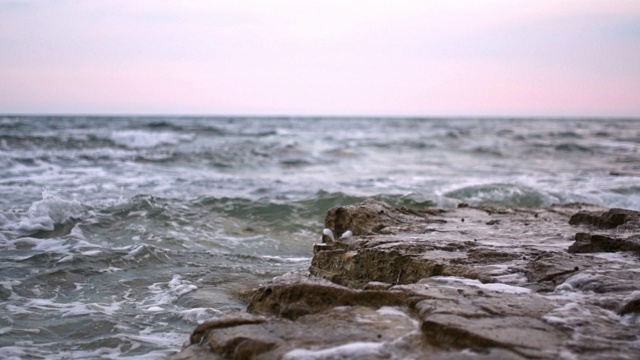 海浪拍打着海滩上的岩石视频素材