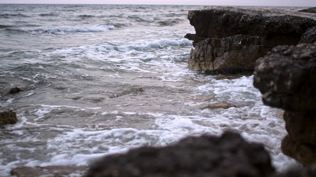 海浪拍打着海滩上的岩石视频素材