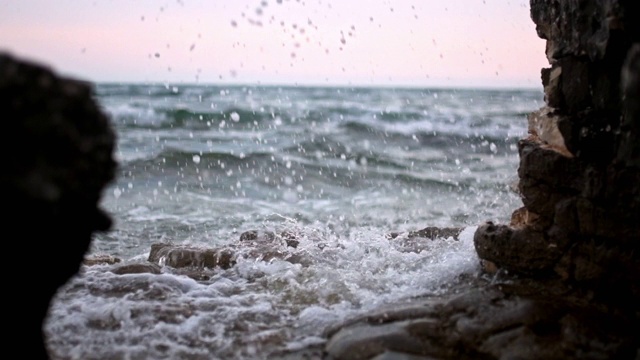 海浪拍打着海滩上的岩石视频素材