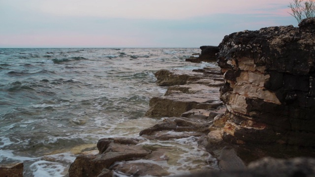 海浪拍打着海滩上的岩石视频素材