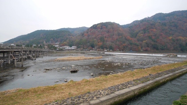 在日本京都的岚山，聚京桥是一座横跨桂河的桥视频素材