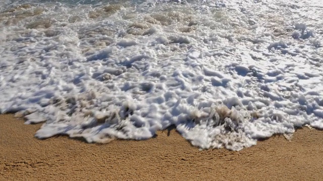 封锁:海浪在卡梅尔海岸溅起水花，美国加利福尼亚州视频素材