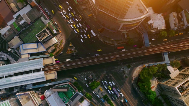 4k空中曼谷市区的十字路口和道路，飞越曼谷，泰国。视频素材