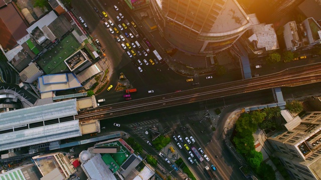 4k空中曼谷市区的十字路口和道路，飞越曼谷，泰国。视频素材