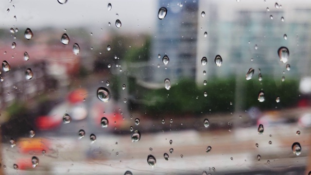 雨滴落在玻璃窗上视频素材