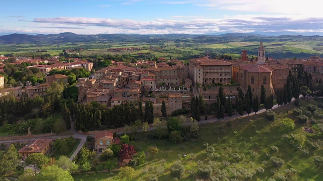 意大利，托斯卡纳，Val d'Orcia，锡耶纳省，鸟瞰图附近的皮恩扎视频素材